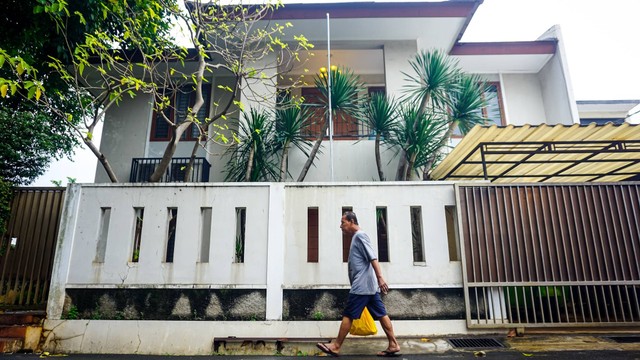 Warga melintas di depan rumah dinas Kadiv Propam Polri Irjen Pol Ferdy Sambo di Kompleks Polri Duren Tiga, Jakarta Selatan, Rabu (13/7/2022). Foto: Iqbal Firdaus/kumparan