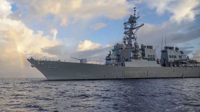 Angkatan Laut AS, kapal perusak berpeluru kendali kelas Arleigh Burke USS Benfold (DDG 65) melakukan operasi rutin di Laut Filipina pada 24 Juni 2022. Foto: Arthur Rosen/Angkatan Laut AS via AP