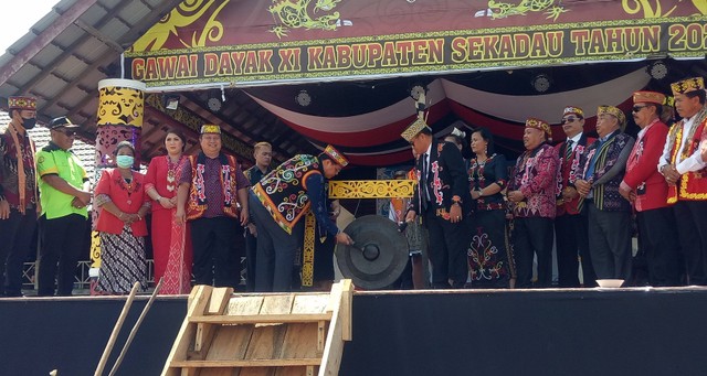 Pemukulan gong saat pembukaan Gawai Dayak ke-XI Kabupaten Sekadau. Foto: Dina Mariana/Hi!Pontianak