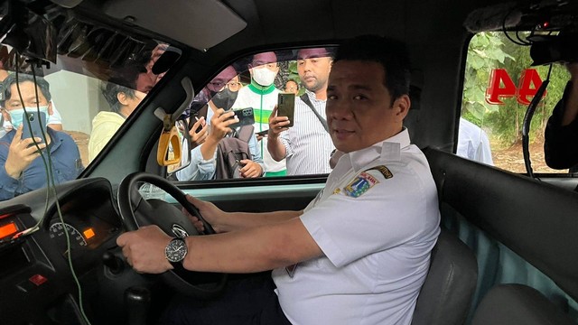Wagub DKI Jakarta Riza Patria bertemu Rahmat, sopir angkot jurusan Jatinegara-Stasiun Tebet, yang menjadi saksi mata pelecehan seksual, Rabu (13/7/2022). Foto: Haya Syahira/kumparan