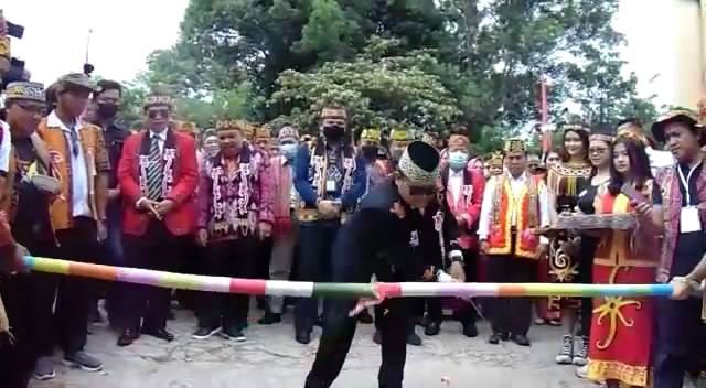 Prosesi pemancungan buluh muda oleh Bupati Sekadau Aron. Foto: Dok. Hi!Pontianak