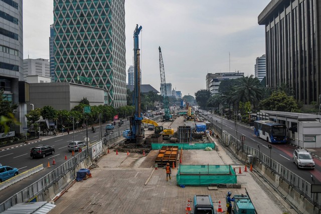 Pekerja menyelesaikan proyek Moda Raya Terpadu (MRT) Fase II di Jalan MH Thamrin, Jakarta, Rabu (13/7/2022). Foto: Galih Pradipta/ANTARA FOTO
