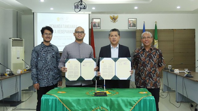 Rektor USK, Prof. Marwan (dua kanan) dan Direktur PT Progate Global Indonesia, Aditia Normansyah Ganto, (dua kiri) usai penandatanganan kerja sama. Foto: Humas USK