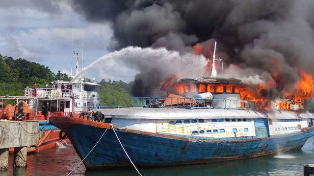 Kapal antar pulau terbakar di Dermaga Tuapejat, Mentawai, Sumatera Barat, Rabu 13 Juli 2022. Foto: istimewa
