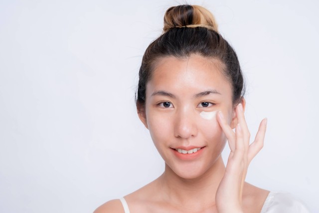 Ilustrasi aplikasi makeup dengan jari. Foto: Worranan Junhom/Shutterstock