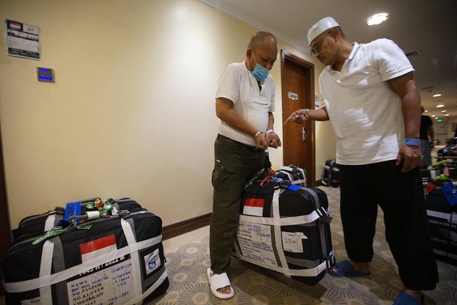 Jemaah haji Indonesia mempersiapkan barang bawaan jelang kepulangan, di Hotel Lulu'ah, Mekkah, Arab Saudi, Rabu (13/7/2022). Foto: MCH 2022