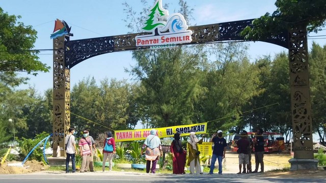 Pintu masuk Objek Wisata Pantai Semilir, di Desa Socorejo, Kecamatan Jenu, Kabupaten Tuban, saat dipasangi banner. (foto: ayu/beritabojonegoro)