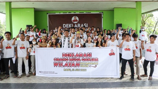 Anak-anak muda Kalimantan Timur menggelar deklarasi dukungan untuk Ganjar Pranowo di Pantai Manggar Segarasari, Kelurahan Manggar Baru, Balikpapan Timur, Kota Balikpapan, Rabu (13/7/2022). Foto: Dok. Istimewa