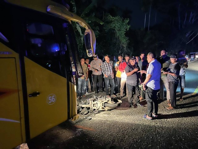 Tabrakan bus dan sepeda motor di Padang Tiji, Pidie, Aceh, menyebabkan dua mahasiswa meninggal. Foto: Dokumentasi Polres Pidie