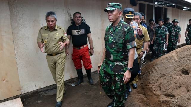 Danrem 131/Santiago, Brigjen TNI Mukhlis dan Bupati Minsel, Franky Donny Wongkar saat mengunjungi hunian sementara untuk pengungsi korban bencana abrasi pantai di Amurang.