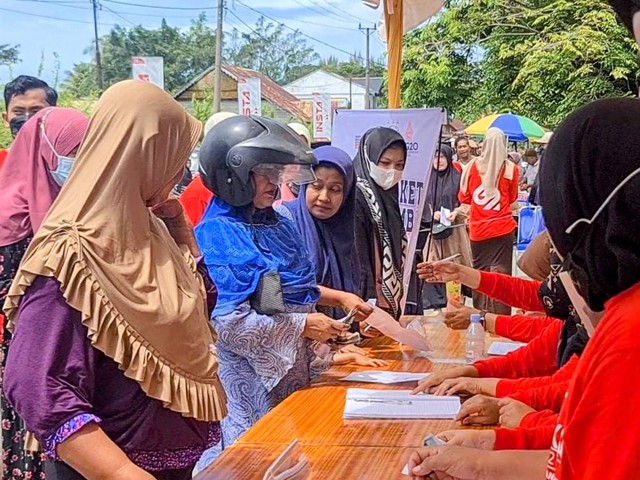 Warga membeli sembako di pasar murah yang dibuka oleh Kejari Aceh Barat. Foto: acehkini