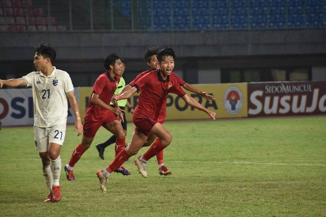 Laos U-19 mengalahkan Thailand U-19 dalam semifinal Piala AFF U-19 2022 di Stadion Patriot, Bekasi, pada Rabu (13/7). Foto: Lao Football Federation