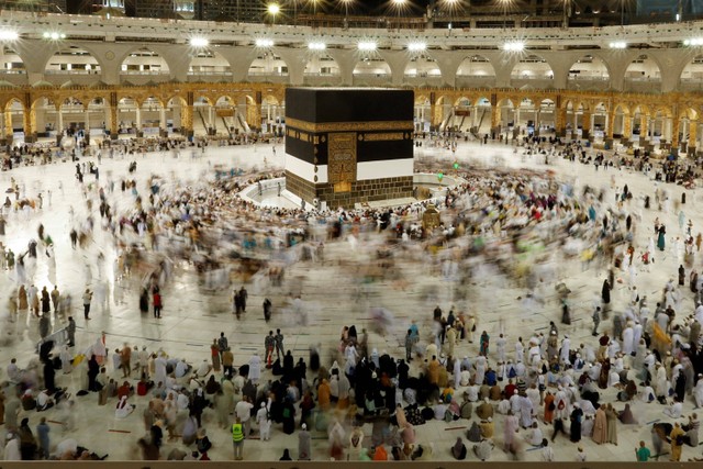 Jemaah haji mengelilingi Ka'bah dan berdoa di Masjidil Haram, di kota suci Makkah, Arab Saudi. Foto: Mohammed Salem/REUTERS