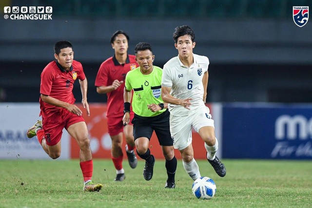 Laos U-19 mengalahkan Thailand U-19 dalam semifinal Piala AFF U-19 2022 di Stadion Patriot, Bekasi, pada Rabu (13/7). Foto: Twitter/@Changsuek_TH