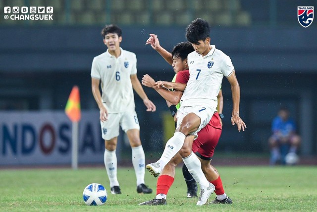 Laos U-19 mengalahkan Thailand U-19 dalam semifinal Piala AFF U-19 2022 di Stadion Patriot, Bekasi, pada Rabu (13/7). Foto: Twitter/@Changsuek_TH