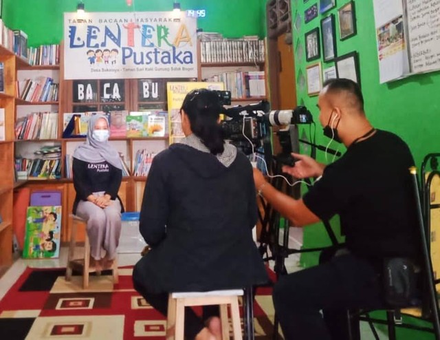 Liputan dokumenter sosok pegiat literasi di kaki Gunung Salak Bogor