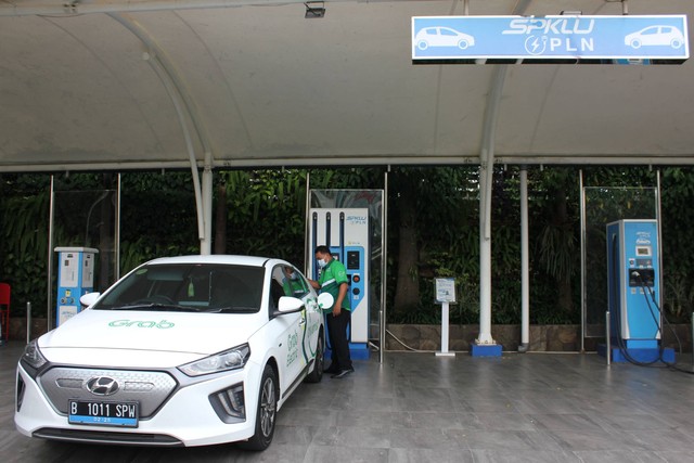 Seorang pengemudi mengisi daya baterai mobil listriknya di SPKLU Gedung PLN Gambir, Jakarta, Rabu (13/0/2022). Foto: Agha Yuninda/ANTARA FOTO