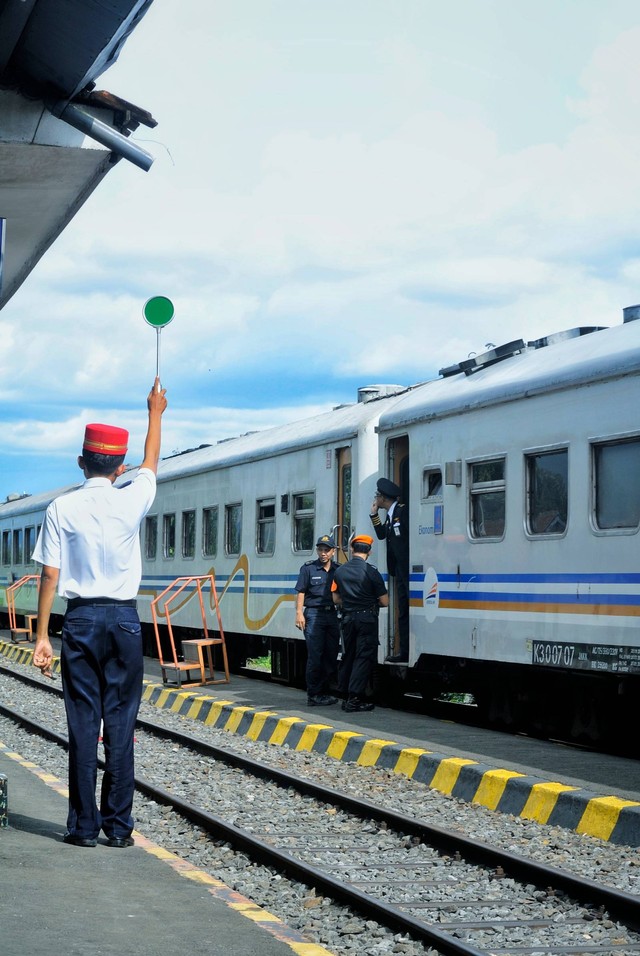 Arti filosofis seragam Petugas Pengatur Perjalanan Kereta Api (PPKA). Foto: Rani Restu Irianti/Shutterstock