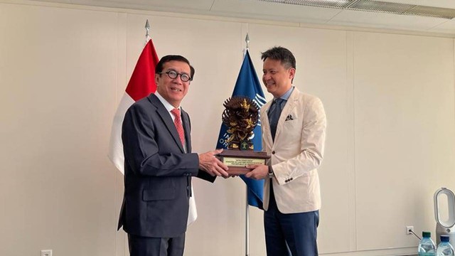 Menkumham Yasonna H Laoly menyerahkan instrumen aksesi Traktat Budapest kepada Direktur Jenderal Organisasi Kekayaan Intelektual Dunia (Dirjen WIPO) Daren Tang saat pertemuan bilateral yang di Markas Besar WIPO, Swiss, Rabu (13/7/2022). Foto: DJKI Kemenkumham