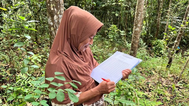 Warga Desa Wadas bersama petugas BPN saat pengukuran lahan. Foto: Dok. Istimewa