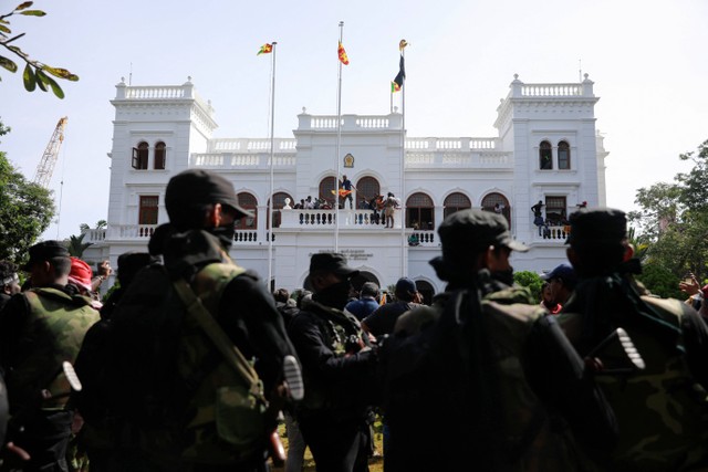 Personel keamanan berjaga-jaga saat demonstran memasuki gedung kantor Perdana Menteri Sri Lanka Ranil Wickremesinghe, di tengah krisis ekonomi negara itu, di Kolombo, Sri Lanka 13 Juli 2022. Foto: REUTERS/Adnan Abidi