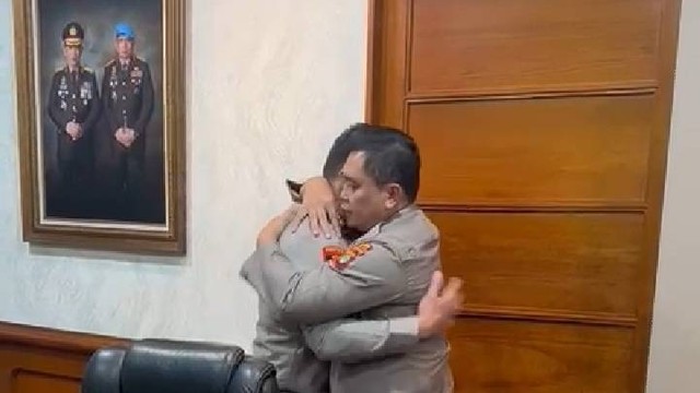 Kadiv Propam Irjen Ferdy Sambo menangis saat dikunjungi Kapolda Metro Jaya, Rabu (13/7/2022). Foto: Dok. Istimewa