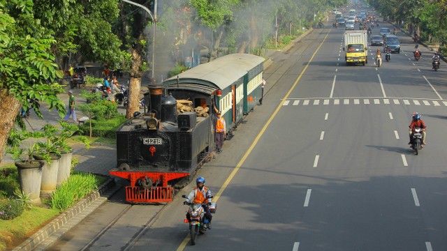 Satu Satunya Di Indonesia Ini Rel Kereta Api Yang Membelah Pusat Kota