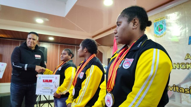 Penjabat Gubernur Papua Barat, Paulus WAterpauw memberikan bonus kepada enam atlet dari Papua Barat 