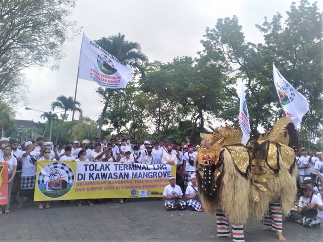 Kesenian barong ikut ditampilakn dalam aksi warga menolak terminal LNG - IST