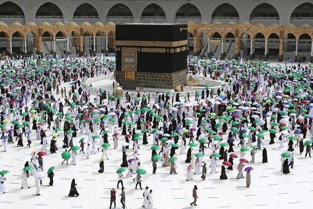 Ilustrasi. Jemaah melakukan tawaf pada ibadah haji 2021. Foto: AFP. 