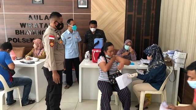 Warga mengikuti vaksinasi di Polsek Sagulung Batam. Foto: Zalfirega/kepripedia.com