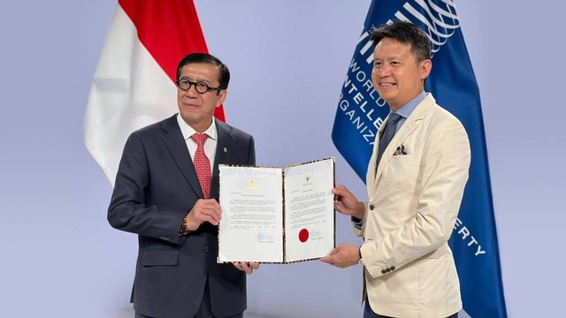 Menkum HAM, Yasonna H Laoly, menyerahkan instrumen aksesi Traktat Budapest kepada Dirjen WIPO, Daren Tang, di Markas Besar WIPO, Swiss. (Foto: Kemenkumham)