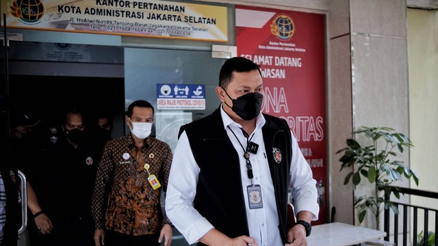 Penyidik dari Direskrimum Polda Metro Jaya Hengki Haryadi usai melakukan penggeledahan di Kantor BPN Jakarta Selatan, Kamis (14/7/2022). Foto: Jamal Ramadhan/kumparan