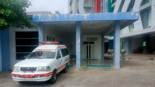 Ambulans RSUD dr Sosodoro Djatikoesoemo Bojonegoro yang membawa mayat Ahmad Taufiq (31), menuju rumah duka di Desa Gedongarum, Kecamatan Kanor, Kabupaten Bojonegoro. (foto: dok istimewa)