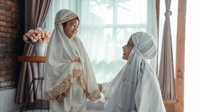 Ilustrasi mukena sebagai perlengkapan ibadah perempuan Muslim. Foto: Shutterstock