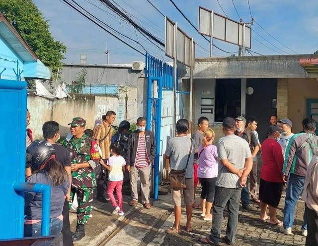Murid dan orang tua Sekolah Eka Wijaya di Bogor, diadang masuk ke sekolah, Kamis (14/7). Foto: Dok. Istimewa