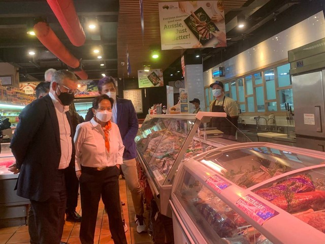 Menteri Pertanian, Perikanan, dan Kehutanan Australia Murray Watt mengadakan demo masak di Indoguna Meatshop di Jakarta, Indonesia, pada Kamis (14/7/2022). Foto: Jemima Shalimar/kumparan