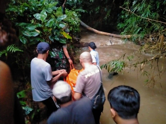 Mayat remaja perempuan ditemukan mengambang di Sungai Ciampea, Bogor, Kamis (13/7).  Foto: Dok. Istimewa