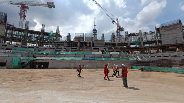 Proses pembangunan Indonesia Arena untuk venue Piala Dunia Basket FIBA 2023. Ini kondisi tertanggal 14 Juli 2022. Foto: Jodi Hermawan/kumparan