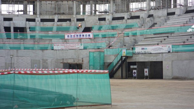 Proses pembangunan Indonesia Arena untuk venue Piala Dunia Basket FIBA 2023. Ini kondisi tertanggal 14 Juli 2022. Foto: Jodi Hermawan/kumparan