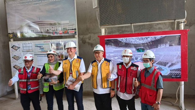Sekjen FIBA, Andreas Zagklis (ketiga dari kiri) meninjau langsung proses pembangunan Indonesia Arena untuk venue Piala Dunia Basket FIBA 2023 ditemani Ketum Perbasi, Danny Kosasih; dan Sekjen Perbasi, Nirmala Dewi. Ini kondisi tertanggal 14 Juli 2022. Foto: Jodi Hermawan/kumparan