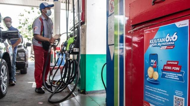 Petugas melakukan pengisian bahan bakar pertalite di SPBU Pertamina Abdul Muis, Jakarta, Rabu (29/6/2022). Foto: Muhammad Adimaja/ANTARA FOTO