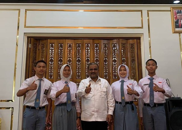 Siswa-siswi calon paskibra berfoto dengan Bupati Karimun, Aunur Rafiq. (Foto: Edo/batamnews)