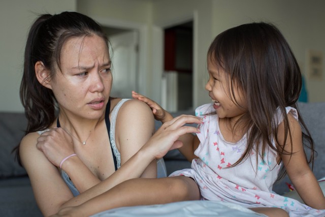 Cerita Ibu: Kesal Punya Pengasuh Anak Bermasalah, Kabur Setelah Terlilit Utang. Foto: PKpix/Shutterstock