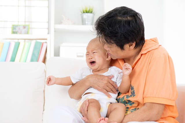 Ilustrasi Pengasuh Anak. Foto: szefei/Shutterstock