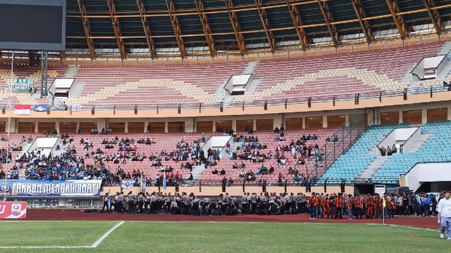 Ratusan personel polisi melakukan pengawalan di Stadion Utama Riau (Defri Candra/Selasar Riau)