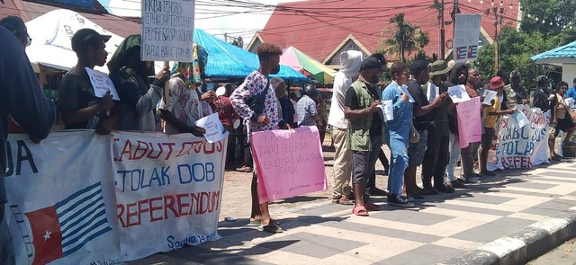 Petisi Rakyat Papua se-Sorong Raya melakukan aksi demo tolak DOB dan otsus, di dekat traffic light Terminal Remu, Kota Sorong, Papua Barat, Kamis (14/7), foto: Yanti/BalleoNEWS