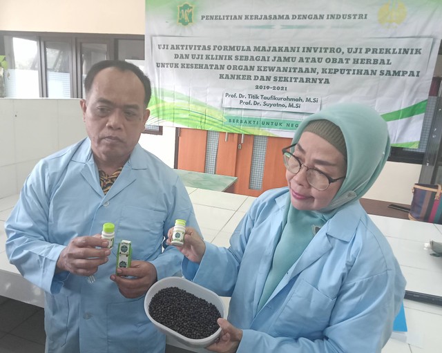 Dua profesor dari Universitas Negeri Surabaya (Unesa), Prof. Dr. Titik Taufikurohmah, M.Si., dan Prof Dr Suyatno, M.Si. Foto: Masruroh/Basra