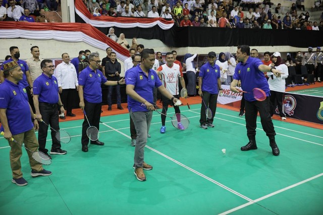 Pembukaan Turnamen Badminton Kapolda Aceh Cup 2022 di GOR KONI Aceh. Foto: Aam