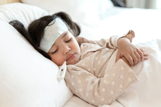 Ilustrasi anak demam. Foto: Shutterstock